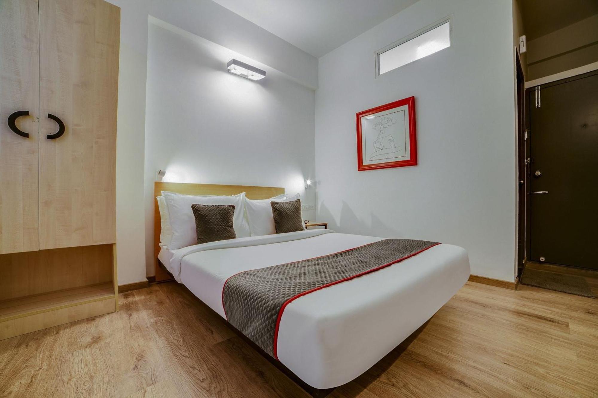 Townhouse Sarvar Hospitality Near Ascendas Park Square Mall Bangalore Exterior photo