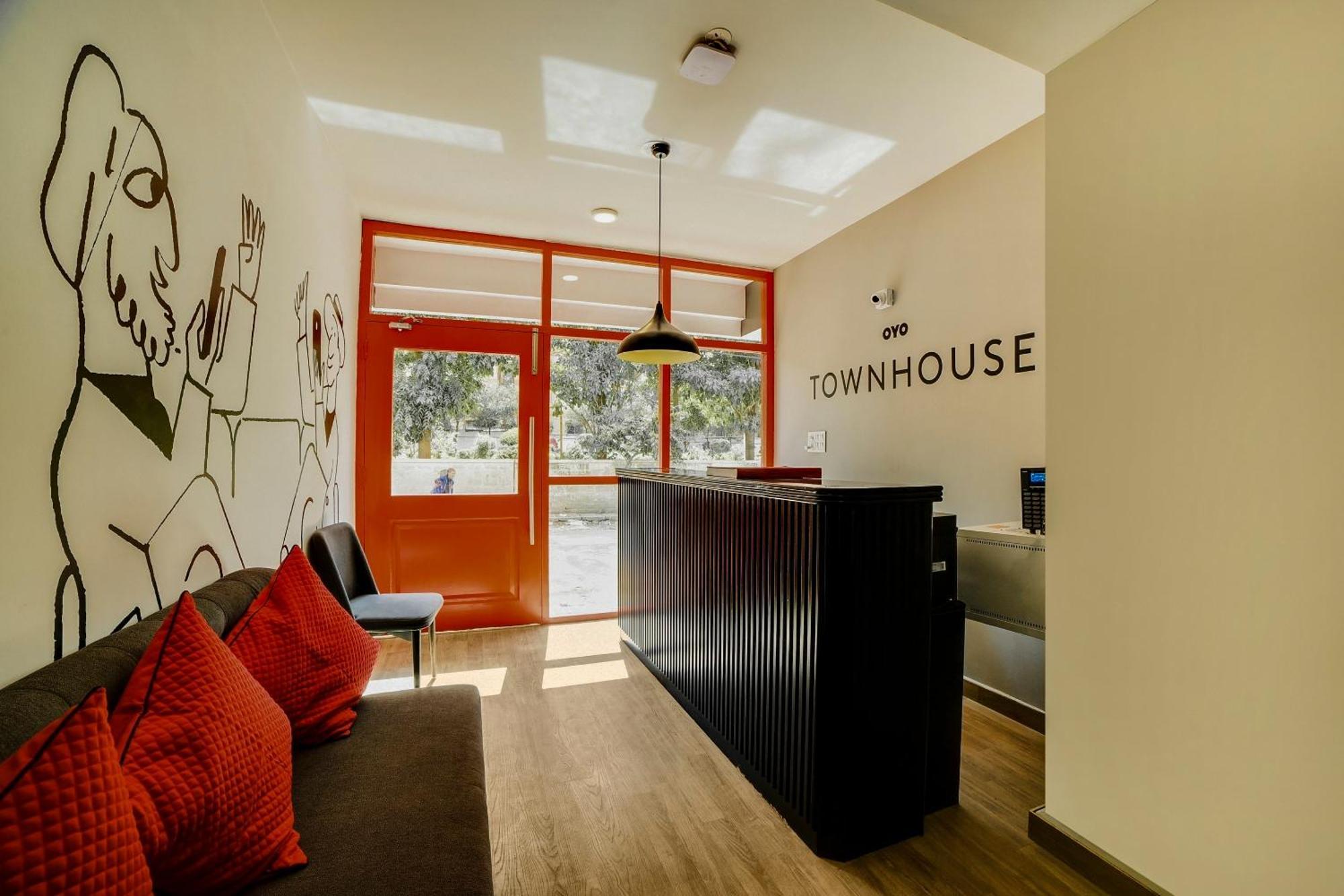 Townhouse Sarvar Hospitality Near Ascendas Park Square Mall Bangalore Exterior photo