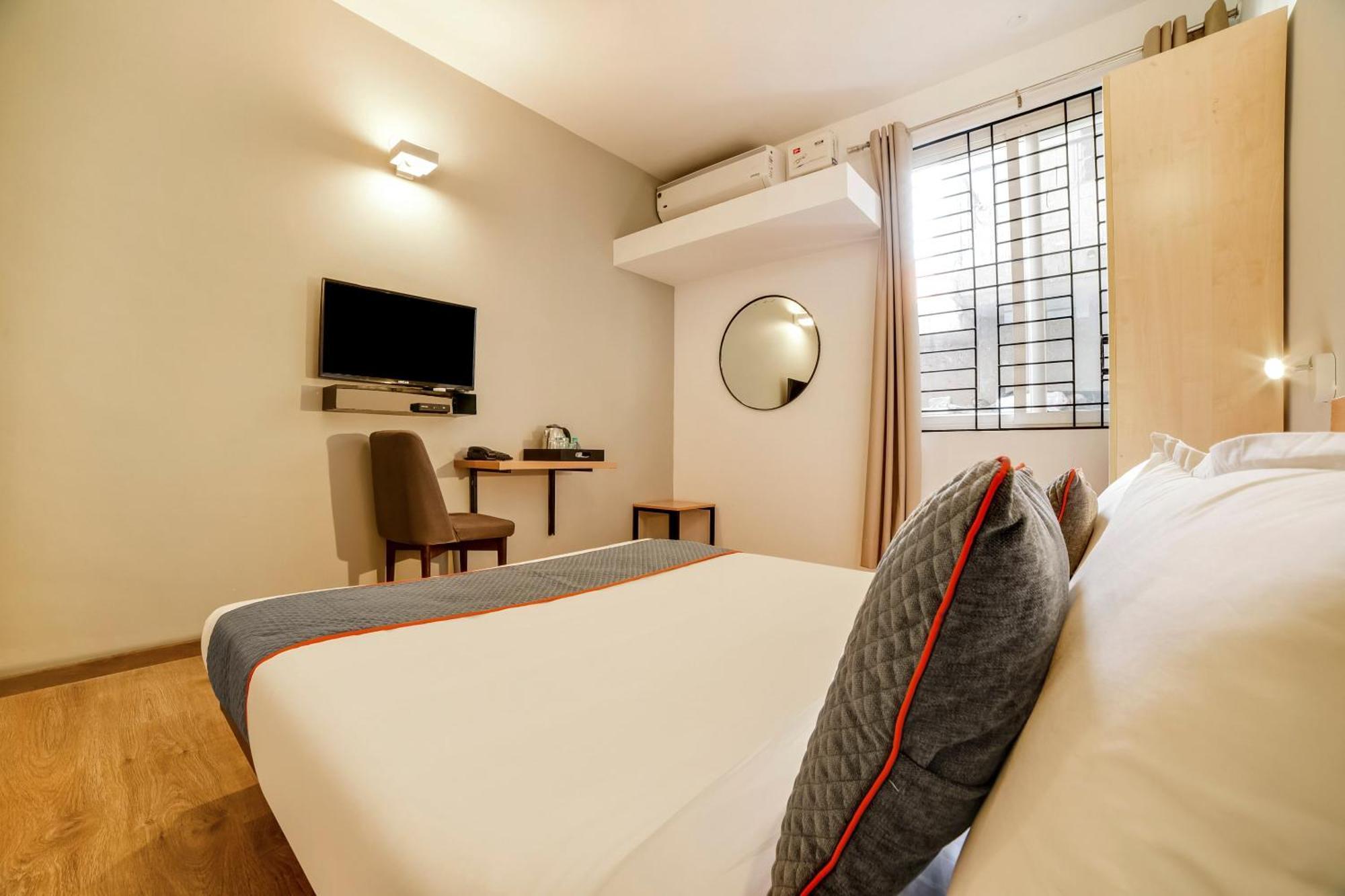 Townhouse Sarvar Hospitality Near Ascendas Park Square Mall Bangalore Exterior photo